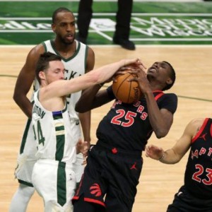 世界杯app下载-4连败！霍勒迪缺席雄鹿哑火 字母哥变身空砍群群主